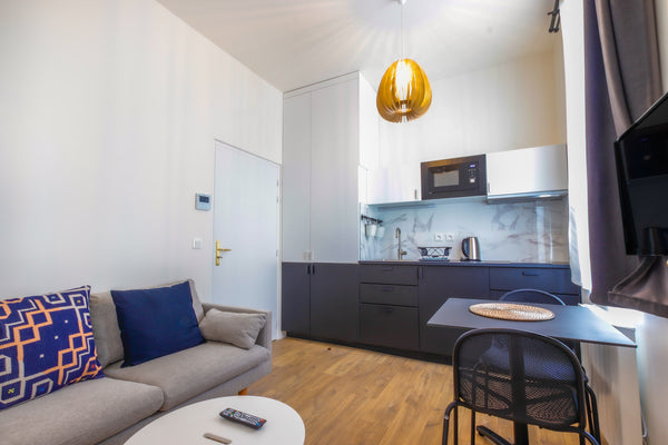 Nice renovated apartment for 2 persons in front of Gare St-Jean station<br /><br  Beautiful renovated apartment for 2p in front of Entire rental unit vacation rental 549104135721003290