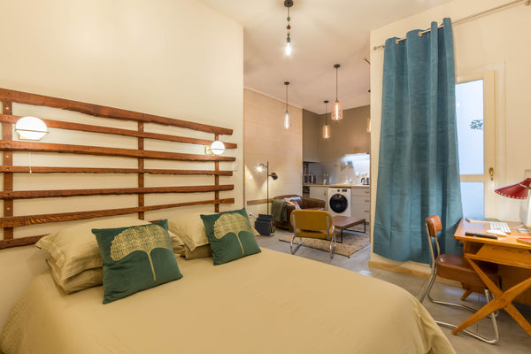 Centre ville, à 80 m soit 1 minute à pied de la gare St Jean.<br /><br />Apparte Bordeaux, France 