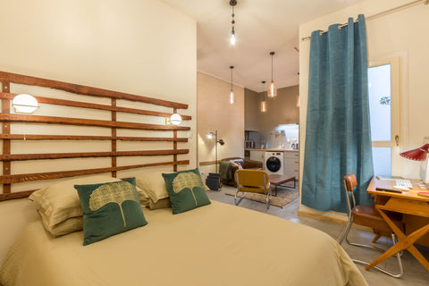 Centre ville, à 80 m soit 1 minute à pied de la gare St Jean.<br /><br />Apparte Bordeaux, France "El Patio" T2 - Gare Saint Jean - Place de Parking Entire rental unit vacation rental 29761757