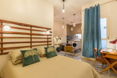 Centre ville, à 80 m soit 1 minute à pied de la gare St Jean.<br /><br />Apparte Bordeaux, France "El Patio" T2 - Gare Saint Jean - Place de Parking Entire rental unit vacation rental 29761757