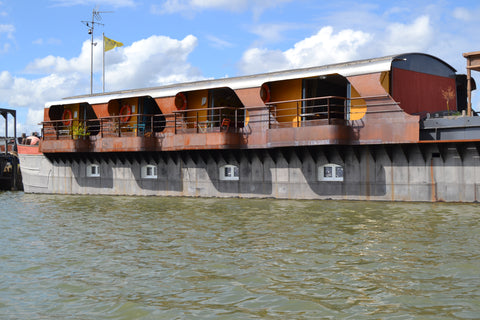 Vous pourrez profiter du grand salon équipé pour les réunions professionnelles ( Bordeaux, France Confortable péniche de 200m2 Roof-top Parking Houseboat vacation rental 52433344