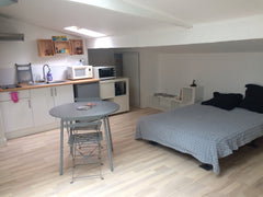 Grand studio très bien placé à proximité de la gare et des transports en commun  Saint-Émilion, France Studio cosy idéalement placé Entire rental unit vacation rental 19591389