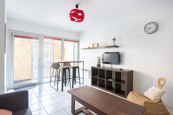 Nice little apartment not far from the docks and close to the city center. Amazi  GuestReady - Cours du Médoc's flat Entire rental unit vacation rental 53637761