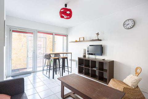 Nice little apartment not far from the docks and close to the city center. Amazi  GuestReady - Cours du Médoc's flat Entire rental unit vacation rental 53637761