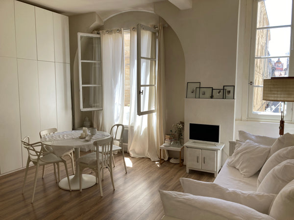 Je vous propose un studio bien équipé(30m2) très lumineux, haut de plafond, deux Bordeaux, France Bordeaux Saint - Michel : studio lumineux et épuré Entire rental unit vacation rental 673596395939383031