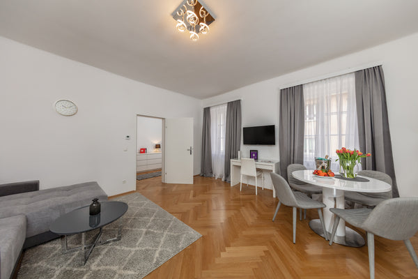 Dieses neu renovierte Apartment befindet sich in ruhiger Umgebung Grenze vierter Vienna, Austria Vienna City Apartment Crown 14 Entire rental unit vacation rental 32631045