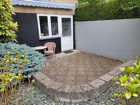 Denne lille lejlighed ligger i kælderen i et hus, hvor værterne bor i stuen og p  Lille lejlighed i kælder med egen gårdhave Private room in home vacation rental 684719500810740405