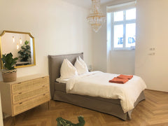 Genieße einen entspannten Aufenthalt in dieser Souterrain-Wohnung im Stil "Alt-W Vienna, Austria St. Elizabeth 2 - Apartment in perfect location Entire rental unit vacation rental 694629614545043061