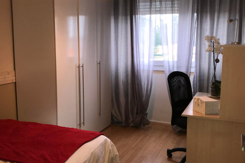 Au pied du Tram A, loue 1 chambre lit 2 personnes au calme sans vis-à-vis au 3èm  Chambre 2 personnes au  calme au pied du Tram Private room in rental unit vacation rental 23039446