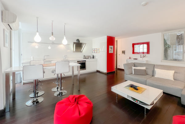 Superb authentic and bright 75m2 flat in the heart of the Golden Triangle with l  Superb authentic and bright flat in the heart of Entire rental unit vacation rental 574484787381495453