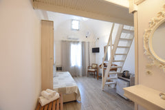 Rodakas Hotel, has 23 rooms with a total capacity of 64 people. <br />We served  Thera, Greece Quadruple Loft Room , Sea View Room in hotel vacation rental 6048676