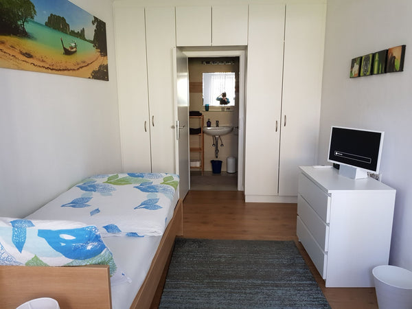 Es ist ein sehr nettes und sauberes Zimmer mit eigenen WC und Dusche. Seperaten  Lanzendorf, Austria Privatzimmer  