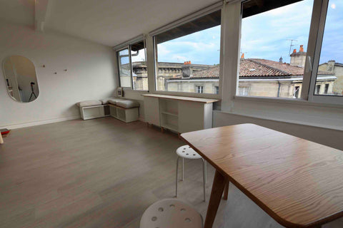 Profitez d'un logement élégant et central. Situé juste derrière la place Gambett Bordeaux, France Bordeaux : Beau studio en plein centre Entire rental unit vacation rental 50617561