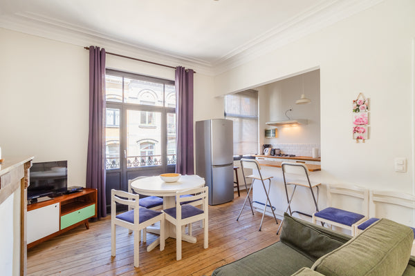 2 room apartment with separate bath room and open kitchen at the third floor wit Denmark Centrally located bright 2 room apartment in trendy st Gilles self check in Entire rental unit vacation rental 685510984972501258