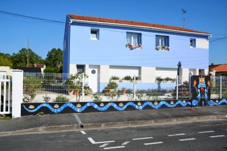 Situé à 23 km de Bordeaux entre Garonne et Dordogne, à 3 km de l’estuaire de la   Chambres entre Garonne et Dordogne Private room in guest suite vacation rental 35747227