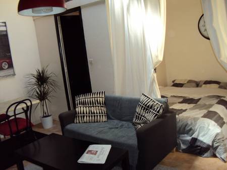 Il présente un coin chambre,séparé de la pièce à vivre par un rideau.Il y a un p Gradignan, France Studio au coeur du Triangle d'or Entire rental unit vacation rental 6735297