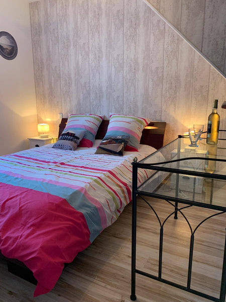 La chambre du BASSIN :  Composée d'un lit 2 places, de 2 chevets avec luminaires Saint-Médard-en-Jalles, France La chambre du BASSIN Private room in home vacation rental 43610870