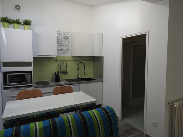 Bonjour,<br /><br />Je vous propose de profiter de ce charmant studio lumineux t Bordeaux, France STUDIO COSY MEUBLE 25 M2 LUMINEUX ET BIEN EQUIPE Entire condo vacation rental 556987211897214561