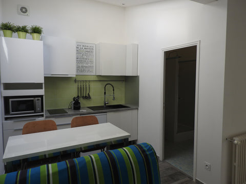 Bonjour,<br /><br />Je vous propose de profiter de ce charmant studio lumineux t Bordeaux, France STUDIO COSY MEUBLE 25 M2 LUMINEUX ET BIEN EQUIPE Entire condo vacation rental 556987211897214561