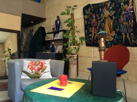 Se situant au premier étage de l'immeuble, l'accès à l'appartement se fait très  Bordeaux, France Chaleureux T1 en pierre en centre-ville Entire rental unit vacation rental 27218429