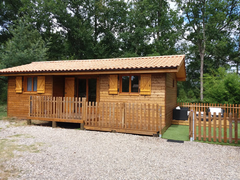 Le chalet climatisé se situe dans notre propriété de 5 hectares, dans un endroit  CHALET DU KING RANCH Entire guesthouse vacation rental 27336559