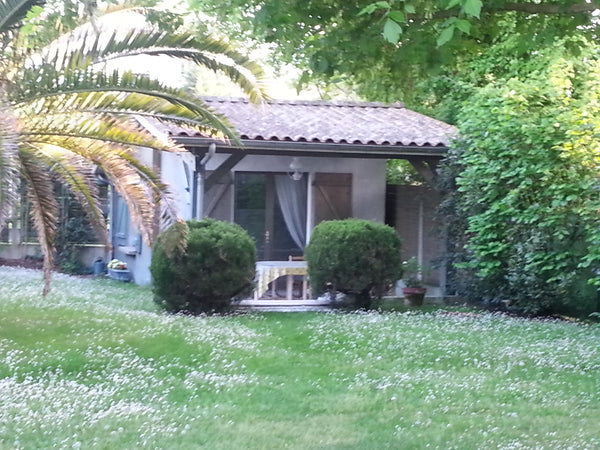 Studio situé au calme au fond d'un jardin de 1000m2, avec kitchenette, salle de   Studio privé fond de jardin Vinexpo Private room in home vacation rental 6183286