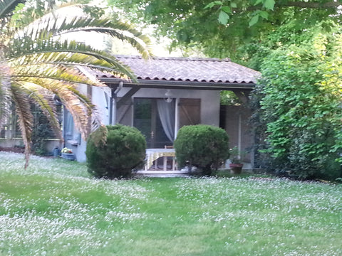 Studio situé au calme au fond d'un jardin de 1000m2, avec kitchenette, salle de   Studio privé fond de jardin Vinexpo Private room in home vacation rental 6183286