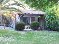 Studio situé au calme au fond d'un jardin de 1000m2, avec kitchenette, salle de   Studio privé fond de jardin Vinexpo Private room in home vacation rental 6183286