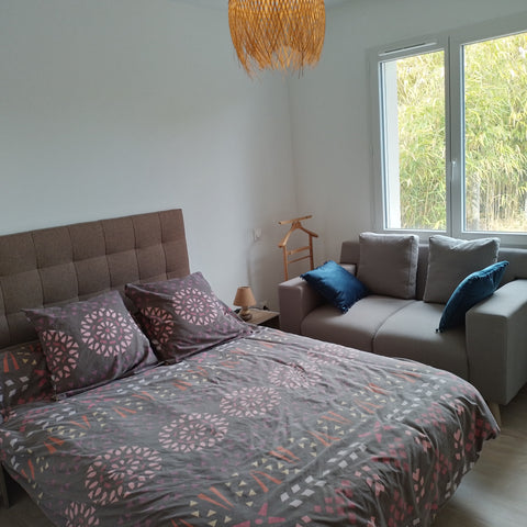 Maison claire, contemporaine, de plain pied, environnement verdoyant et arboré,   Ch+SDB privé+p'tit déj /25mn Bordeaux/10m Merignac Private room in home vacation rental 37181792