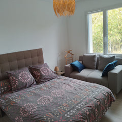 Maison claire, contemporaine, de plain pied, environnement verdoyant et arboré,   Ch+SDB privé+p'tit déj /25mn Bordeaux/10m Merignac Private room in home vacation rental 37181792