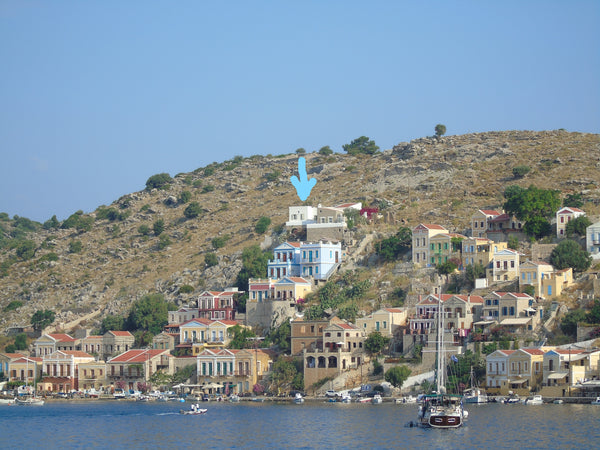 La casa domina il porto di Symi .  Questa villa,  libera su quattro lati,  e' ci  casa layla view Entire home vacation rental 33027070