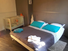 dans un quartier résidenciel à proximité d'une coulée verte, d'un centre équestr Bordeaux, France 1 chambre + lit BB et évolutif + petit déjeuner Private room in home vacation rental 37001518