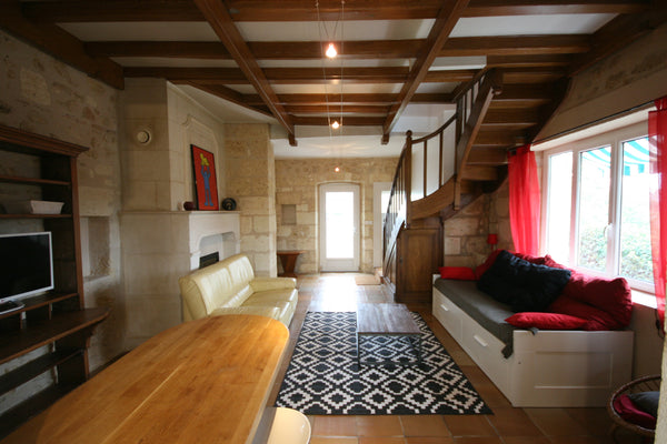 Bienvenue dans notre authentique Tour moyenâgeuse à deux pas du centre de Bordea Bordeaux, France Jolie maison pierre T2 aux portes de Bordeaux Entire home vacation rental 22785075