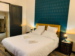 Situé dans le cœur du quartier historique de Saint Michel, ce charmant logement  Bordeaux, France L'Atelier d'Hugla Entire rental unit vacation rental 40694138