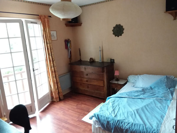 Chambre privée dans une maison habitée.<br />petit-déjeuner offert jusqu'à 9.00h  Halte verte 1litsud Private room in home vacation rental 35648898