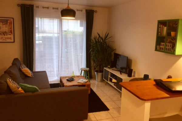 Notre maison est à 15min en bus de la place des Quinconces. L'arrêt se trouve ju Bordeaux, France Chambre privée à 15min de Bordeaux centre Private room in townhouse vacation rental 28515277