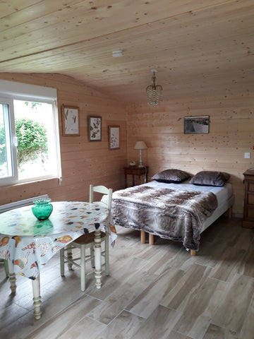 Petit chalet dans un quartier tranquille dans la nature, proche du centre de Gra  Au Bois Fleuri Entire chalet vacation rental 43464331