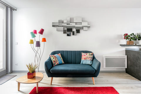 Préparez le petit-déjeuner dans une cuisine gris-ardoise et posez-vous sur un ta Bordeaux, France Flâner le long de la Berge Historique depuis un Appartement Moderne. Entire rental unit vacation rental 16307577