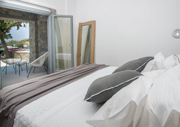 A cosy suite just 20 meters from the beach with comfortable parking. Breakfast i Ermoupoli, Greece Oro Deluxe Suite 20 meters next to the beach! Room in bed and breakfast vacation rental 35816464