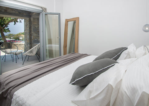 A cosy suite just 20 meters from the beach with comfortable parking. Breakfast i Ermoupoli, Greece Oro Deluxe Suite 20 meters next to the beach! Room in bed and breakfast vacation rental 35816464
