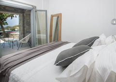 A cosy suite just 20 meters from the beach with comfortable parking. Breakfast i Ermoupoli, Greece Oro Deluxe Suite 20 meters next to the beach! Room in bed and breakfast vacation rental 35816464