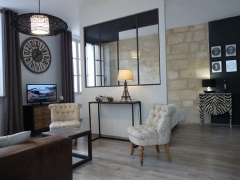 Grand studio de 37m2 au 3éme étage sans ascenseur d'un magnifique bâtiment du XV Bordeaux, France NOUVEAU au Coeur du Vieux Bordeaux Entire rental unit vacation rental 6588920