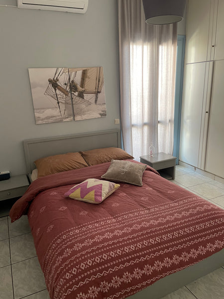 The whole group will enjoy easy access to everything from this centrally located Chania, Greece Spacious 3 bedroom apt, 2 mins walk to the beach Entire rental unit vacation rental 583144537323521313