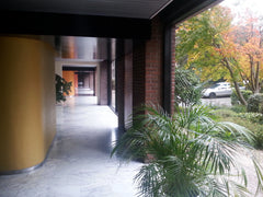 Loger dans un beau témoin des années 70, le béton dans un style poétiquement bru Brussels, Belgium Partager un lieu Seventies... Private room in condo vacation rental 22530151