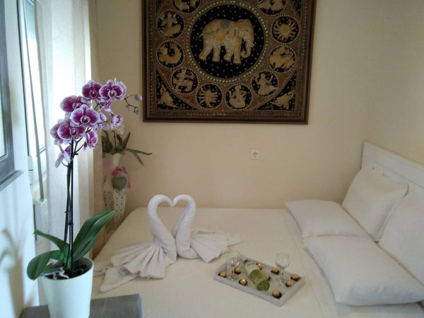 The eagles nest is situated in the village of Schinokapsala,<br />between the mo Ierapetra, Greece The eagle's nest Entire home vacation rental 13215266