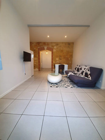 Découvrez le charme de cet appartement entièrement rénové,  situé dans le vieux  Lormont, France Grand T2 bis proche Château du Prince Noir Entire rental unit vacation rental 40653005