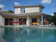 Dans un écrin de verdure, à 9 kms de la gare de Bordeaux, à 24 kms de l'aéroport Artigues-près-Bordeaux, France Élégante villa dans un écrin de verdure prés de Bx Entire villa vacation rental 25618506
