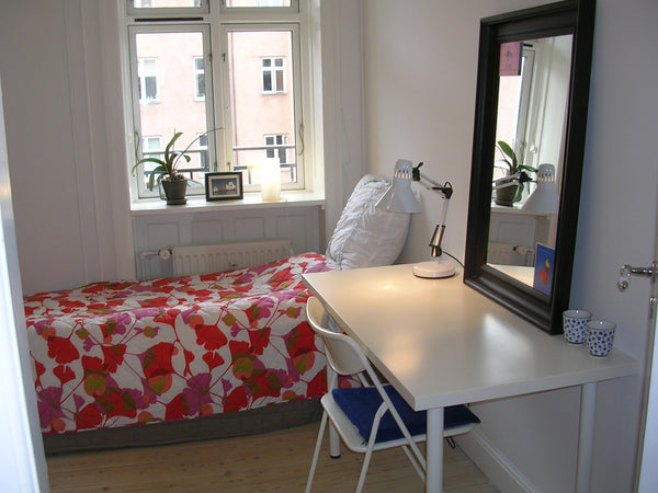 Quiet, clean room with Bed. Duvet, pillow, linen, towel<br />Hanger, desk, chair Copenhagen, Denmark Vesterbro close to central station. Private room in rental unit vacation rental 628888