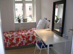 Quiet, clean room with Bed. Duvet, pillow, linen, towel<br />Hanger, desk, chair Copenhagen, Denmark Vesterbro close to central station. Private room in rental unit vacation rental 628888