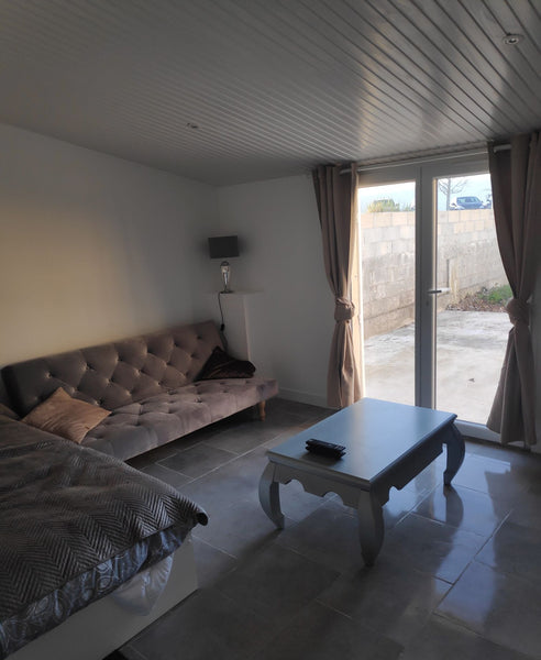 Simplifiez-vous la vie dans ce logement paisible et central. Situé à 3 km de aér Mérignac, France Adorable guest house  parking gratuit sur place Entire guesthouse vacation rental 54352204